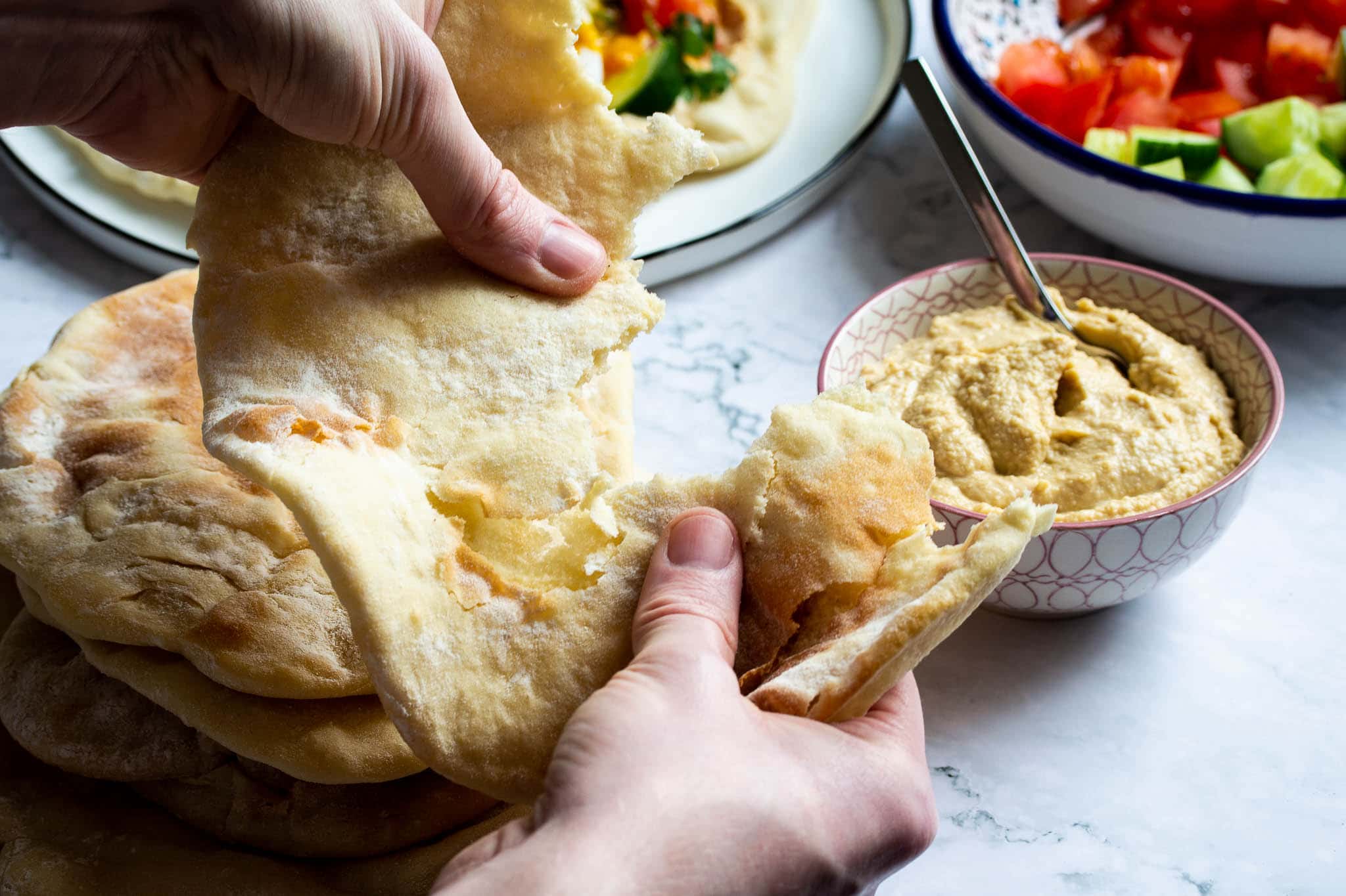 pão pita. ingrediente para fazer kebabs e burritos. meio bolo de