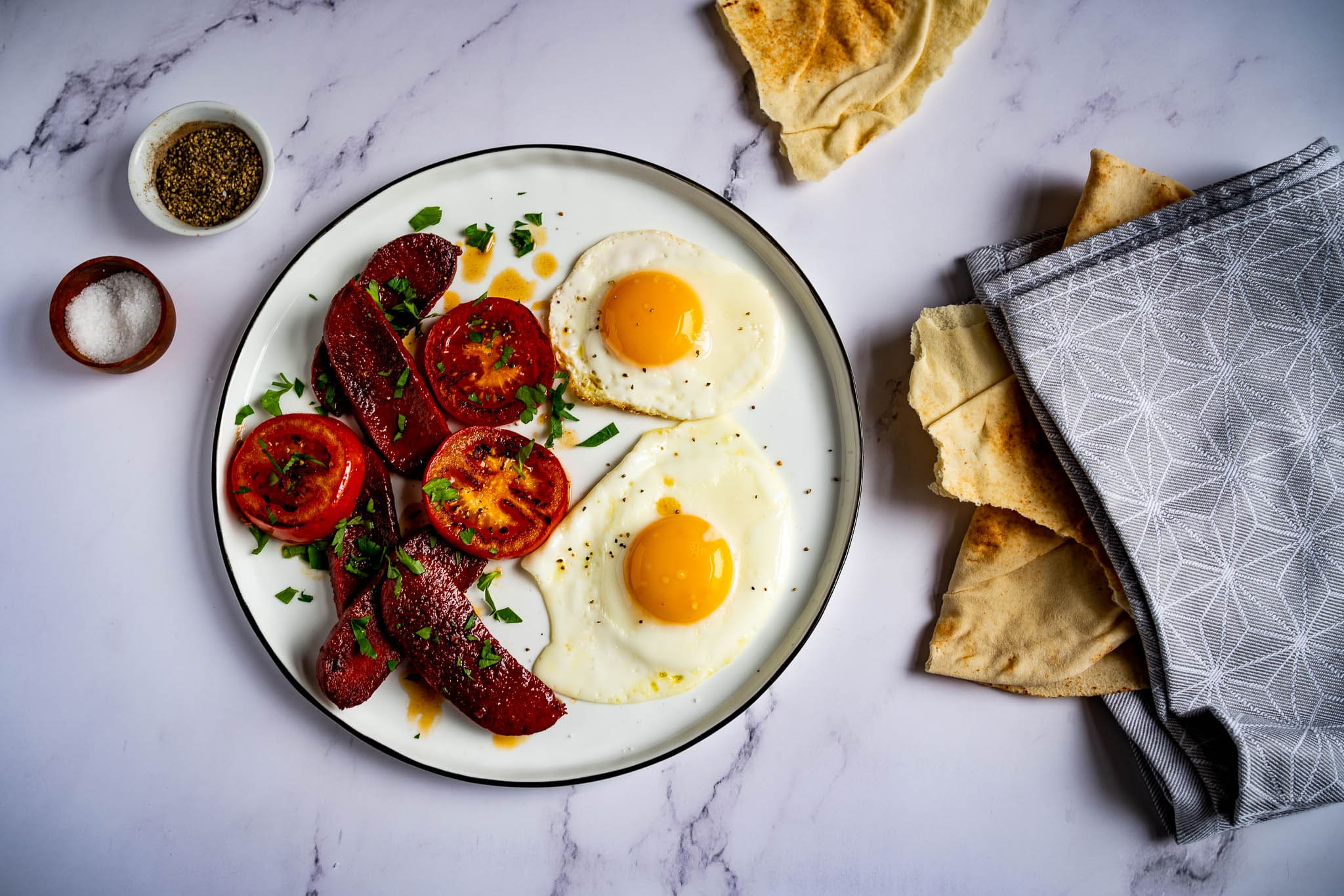 Sucuk mit Spiegelei und Tomate | Frühstück in der Levante