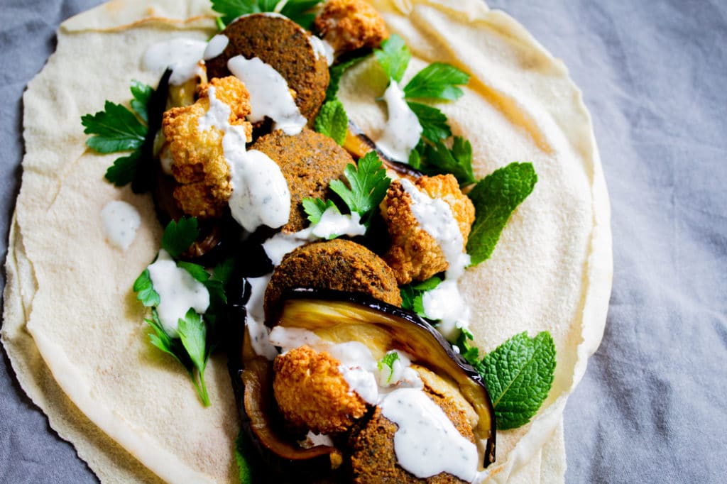 Falafel Wrap mit Blumenkohl und Aubergine