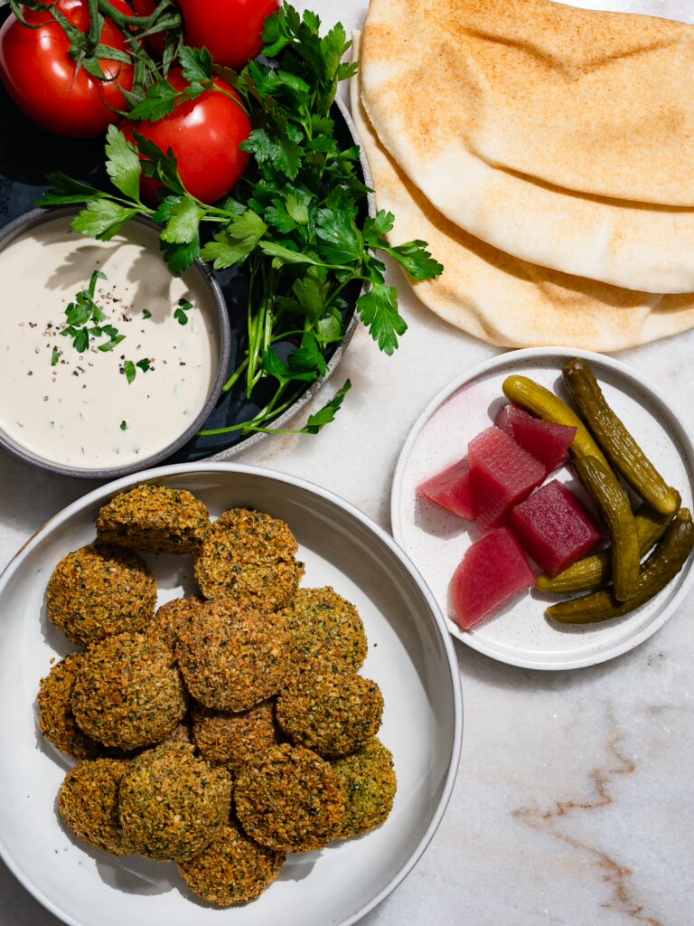 Todos los ingredientes para Falafel Wrap en una mesa.