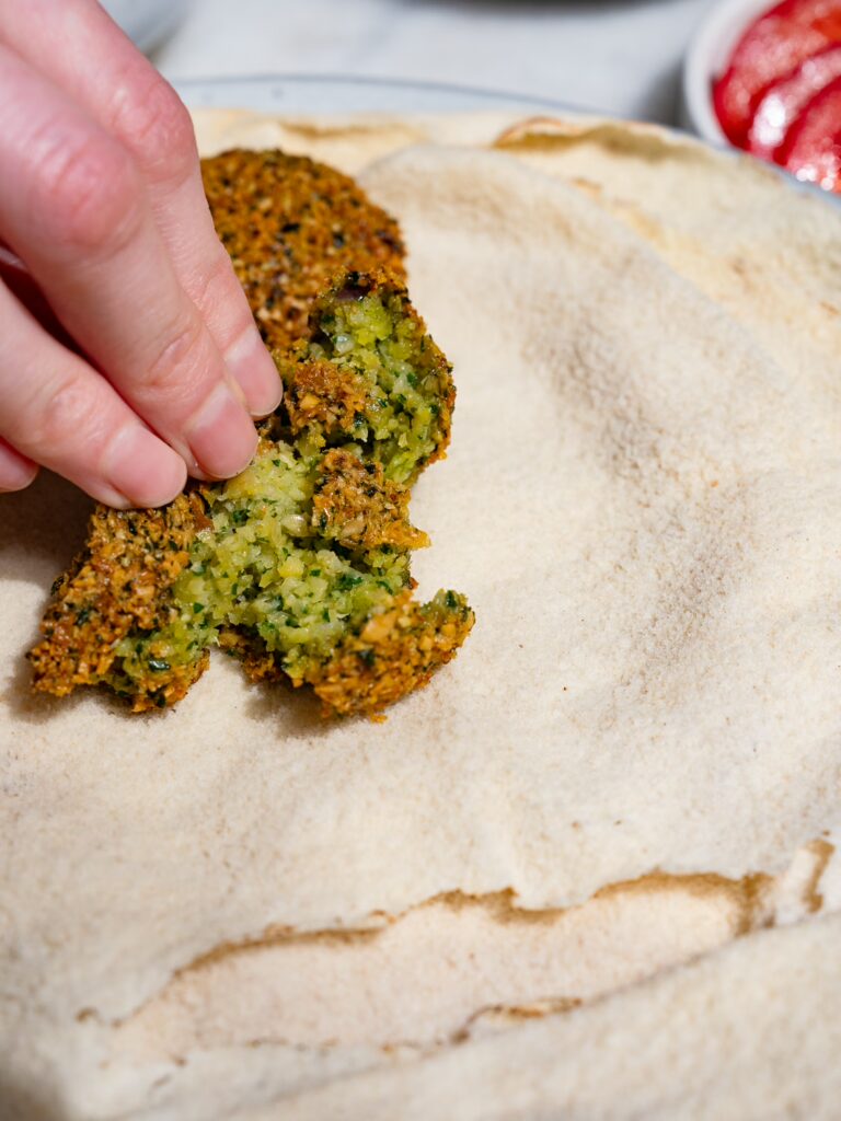 Falafel auf dem Wrap zerdrücken, für den fertigen Falafel Wrap