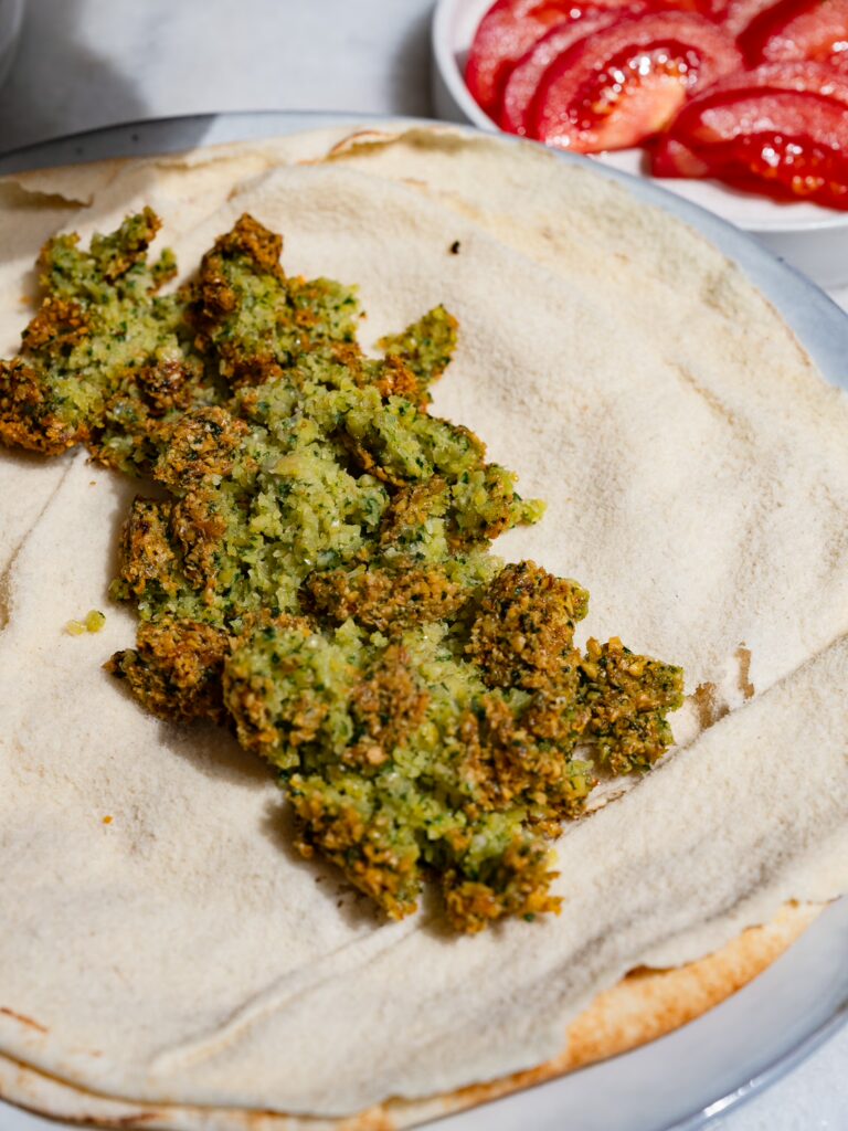 Zerdrückte Falafel auf libanesischem Fladenbrot.