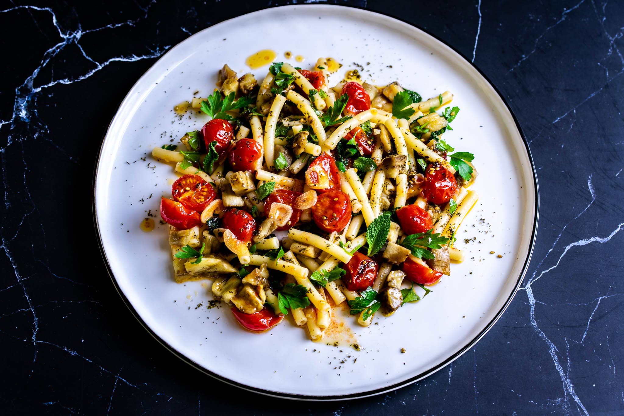 Nudelsalat mit Aubergine und Kirschtomaten