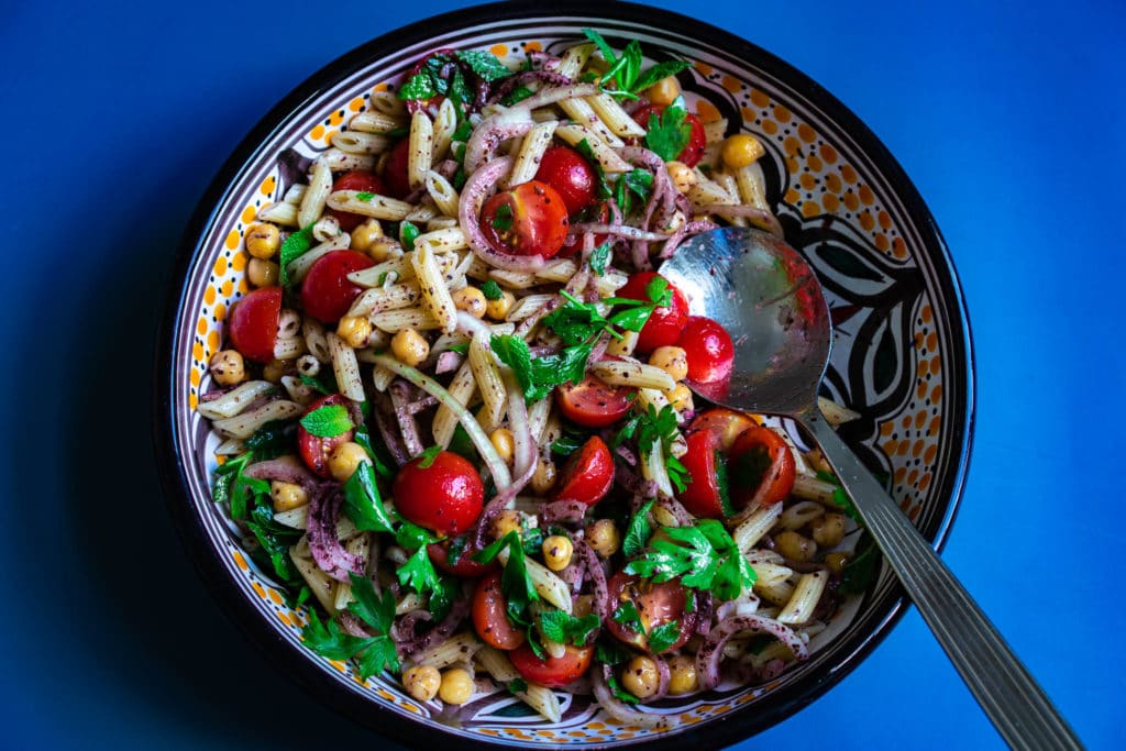 Ensalada de pasta con garbanzos y cebollas al zumaque | Bistro Badia