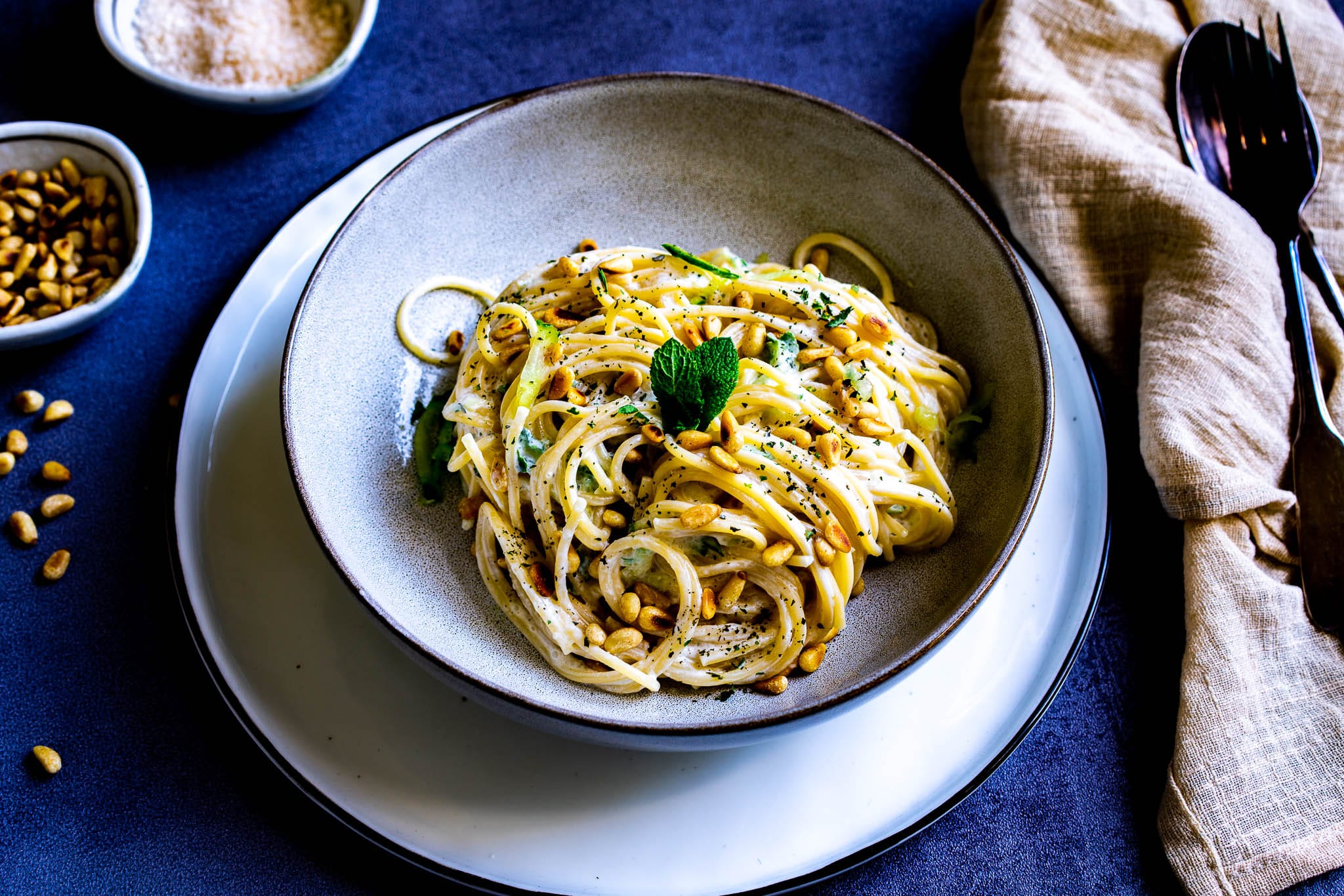 Spaghetti in Joghurt-Minz-Sauce in einem tiefen Teller serviert.