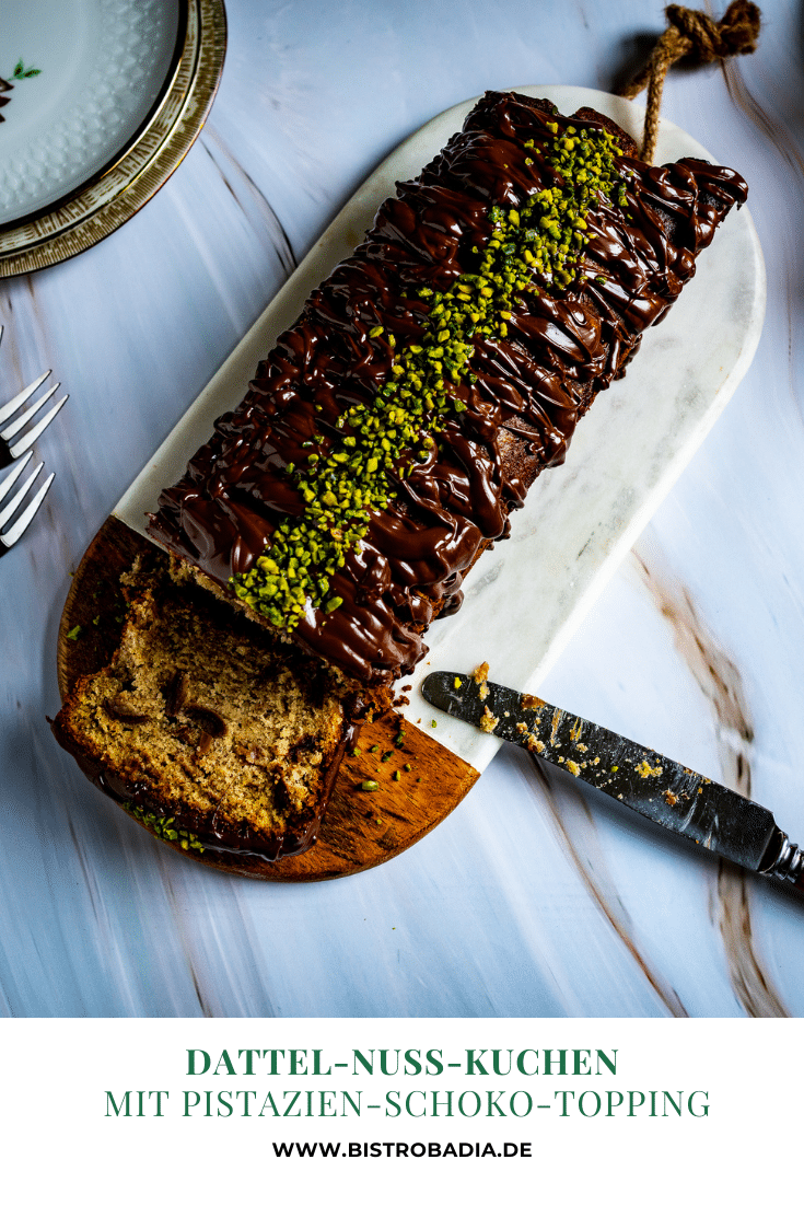 Dattelkuchen mit Schoko-Pistazien-Topping | Unfassbar saftig und lecker!