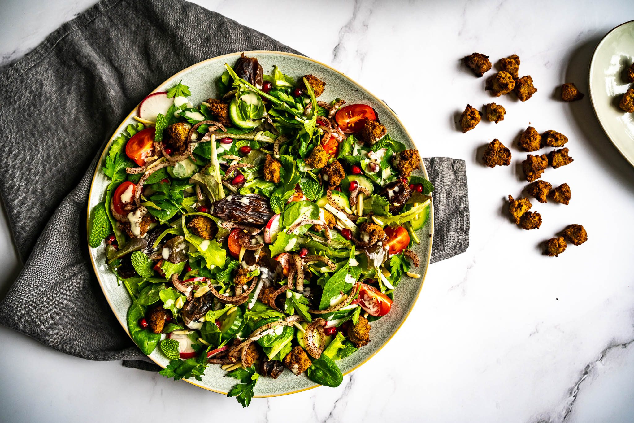 Falafel croûtons auf Salat mit Medjool Datteln