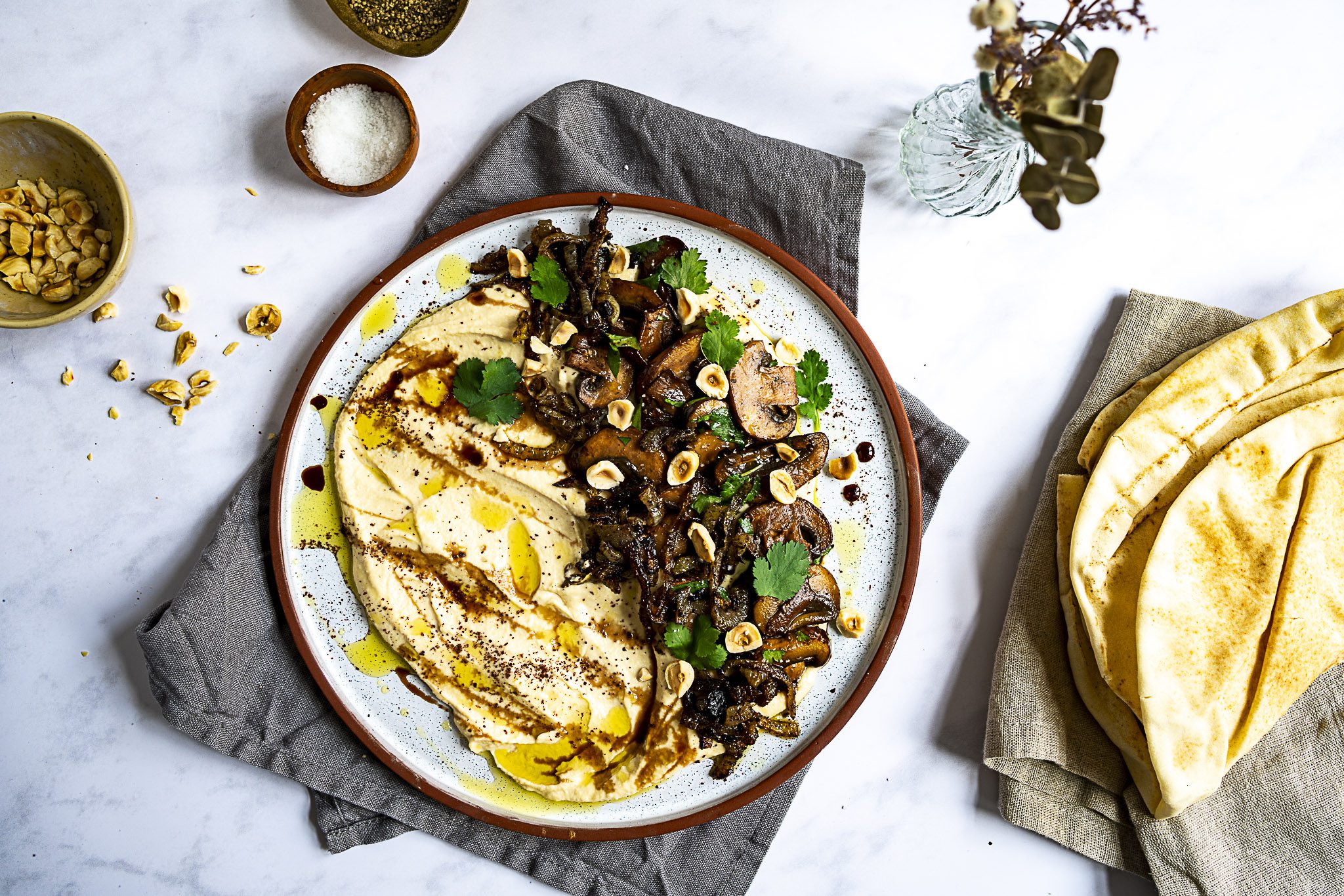Hummus mit Champignons und Sumach Zwiebeln