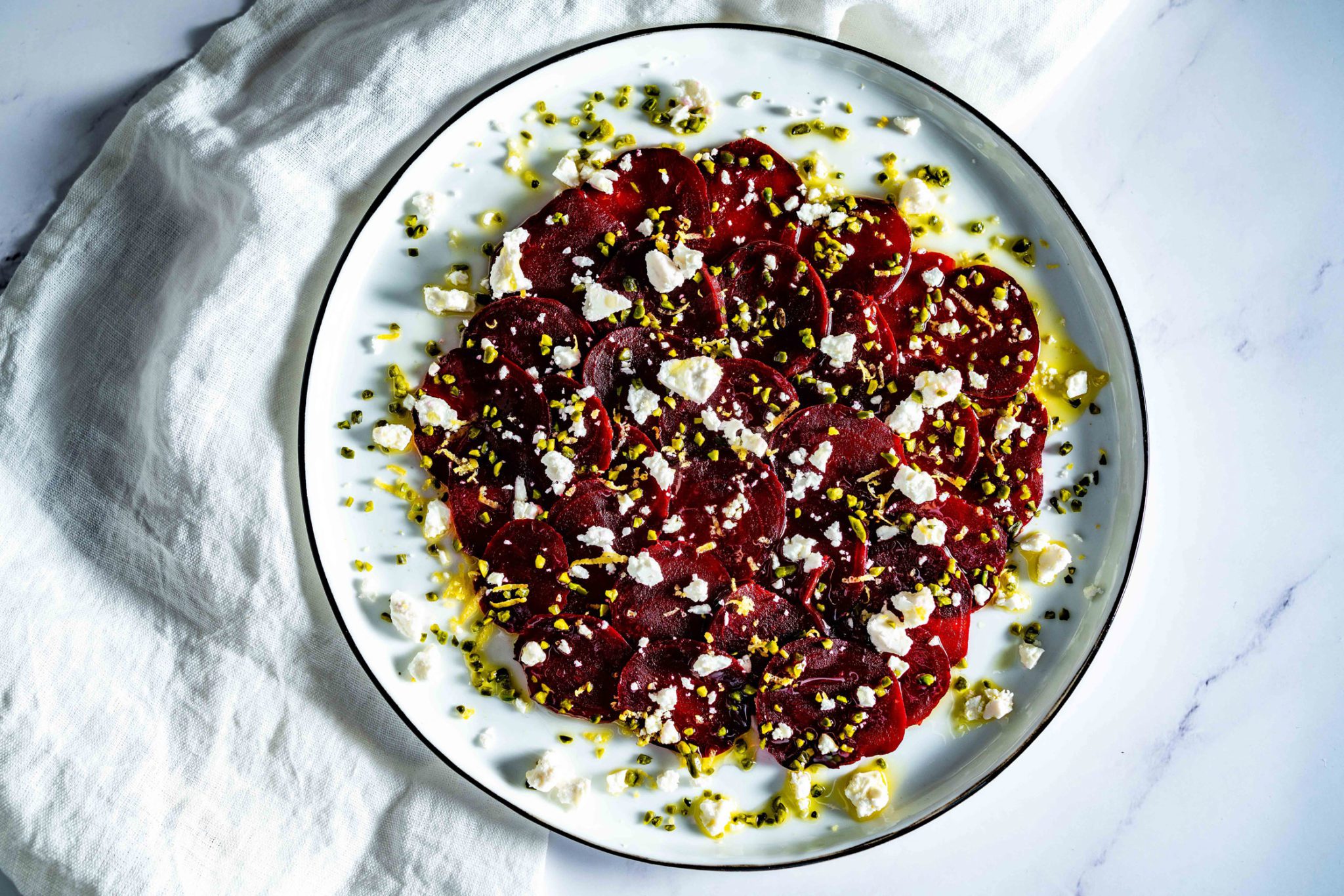 Rote Bete Carpaccio mit Feta, Pistazien und Za&amp;#39;atar | Bistro Badia