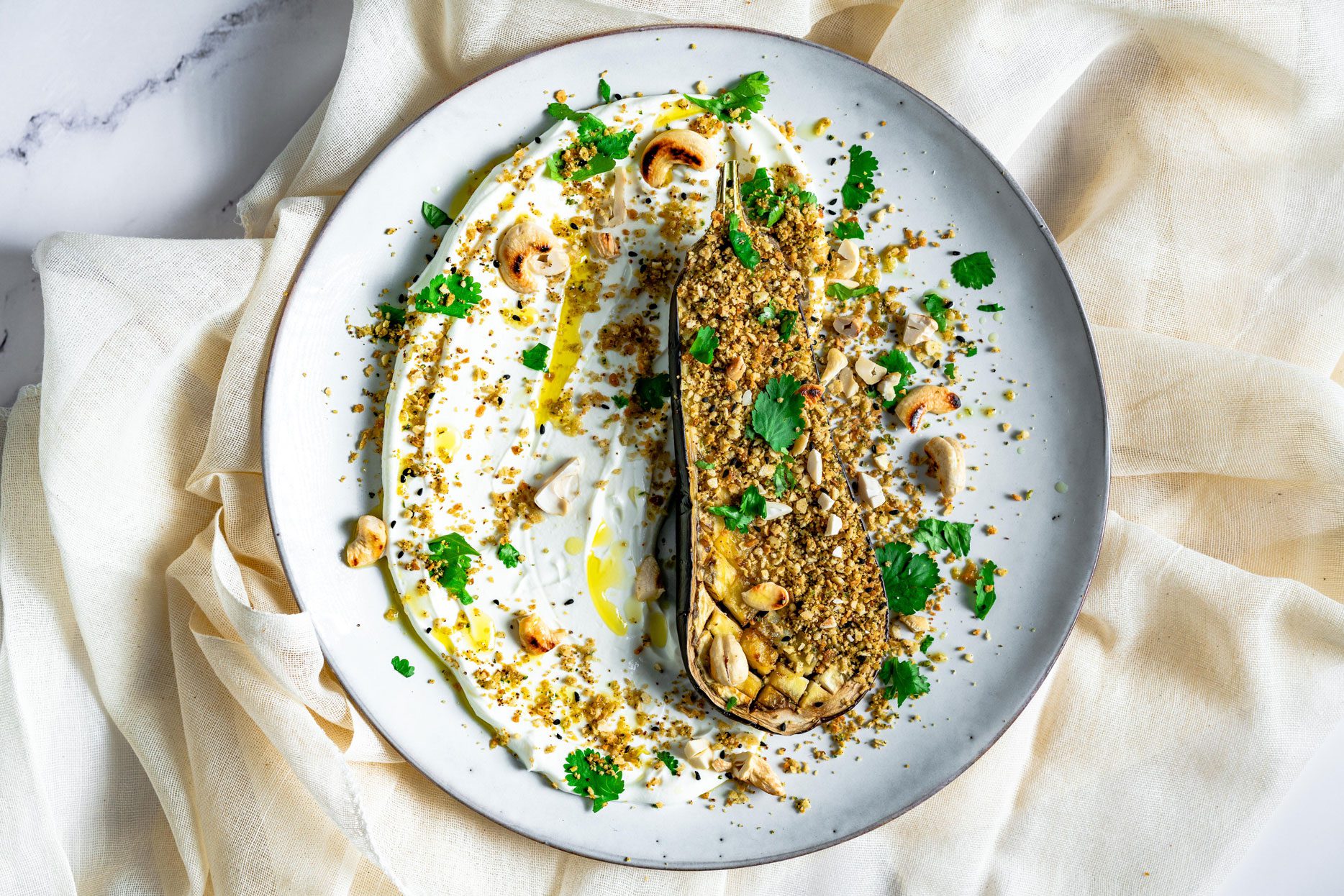 Gebackene Aubergine auf Labneh mit Zaatar Crumble