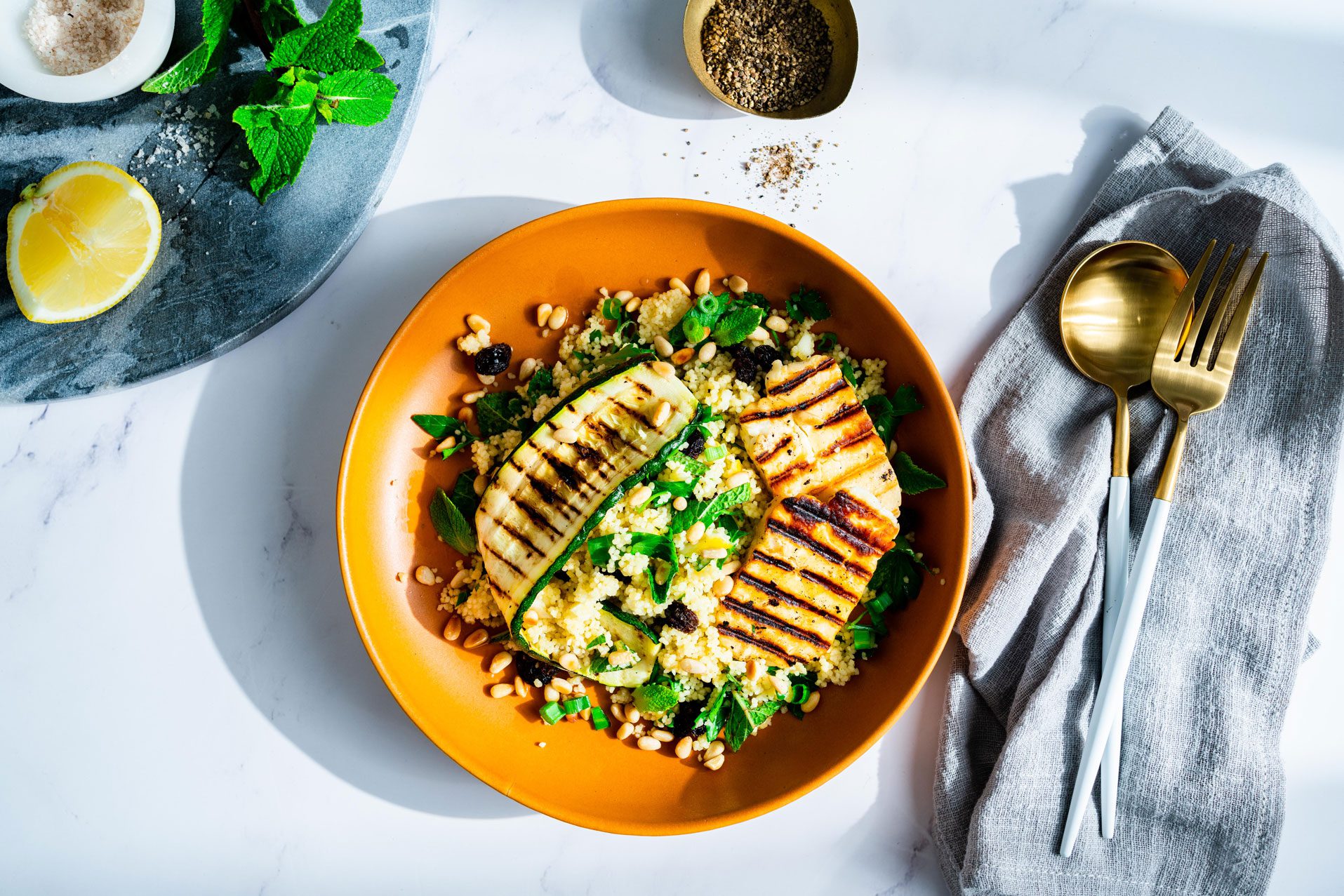 Couscous Salat mit Halloumi und Zucchini