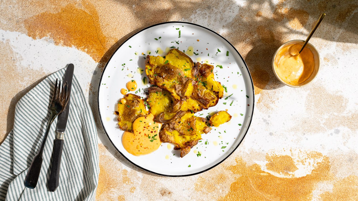 smashed potatoes angerichtet mit harissa mayo