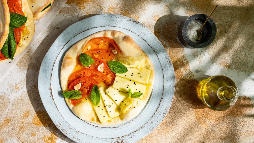 manakish mit tomate und halloumi liegen auf einem Teller