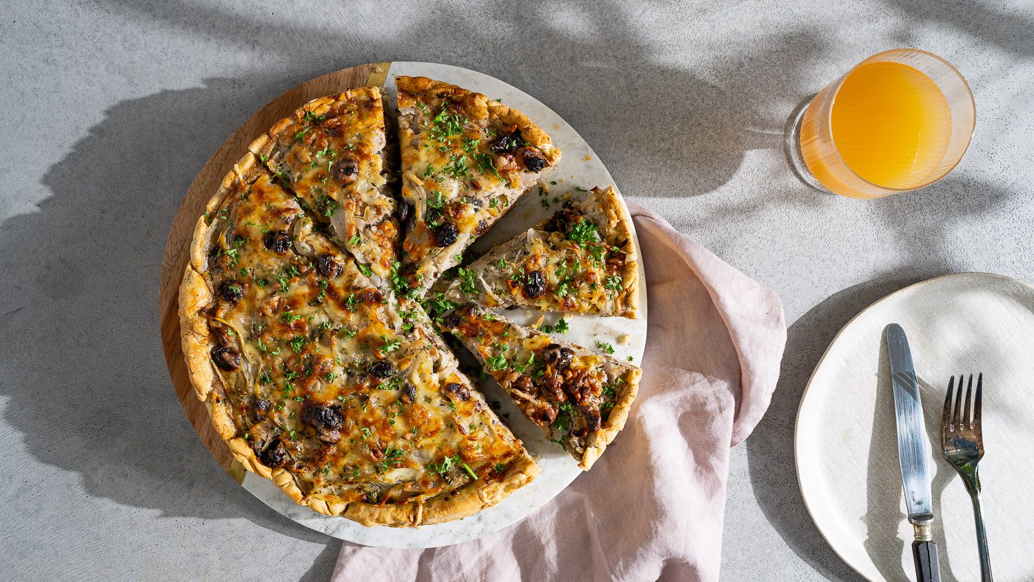 Tarta de cebolla con zumaque, pasas sultanas y nueces | Receta