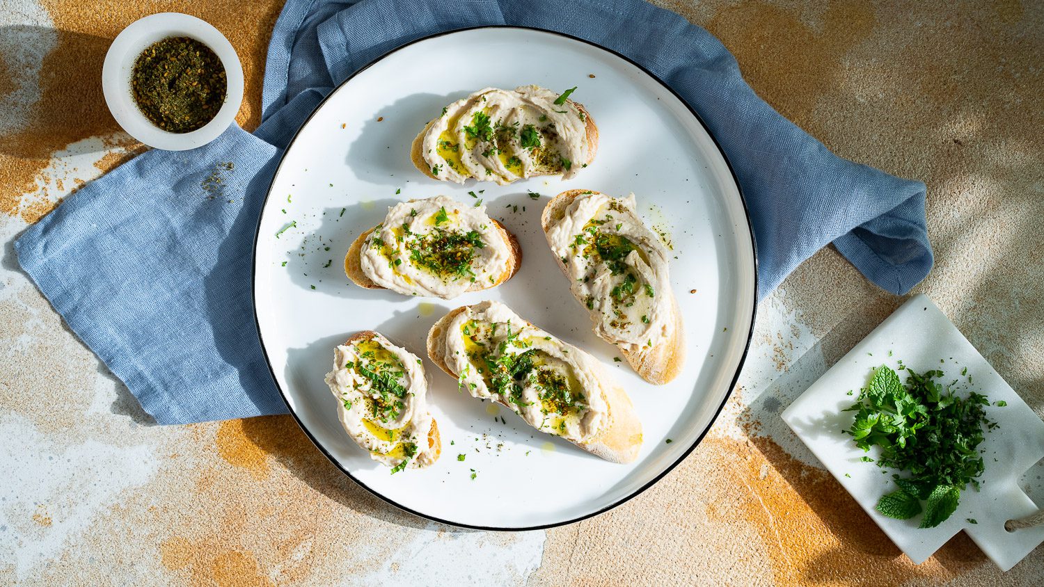 crostini serviert mit bohnenmus und za'atar