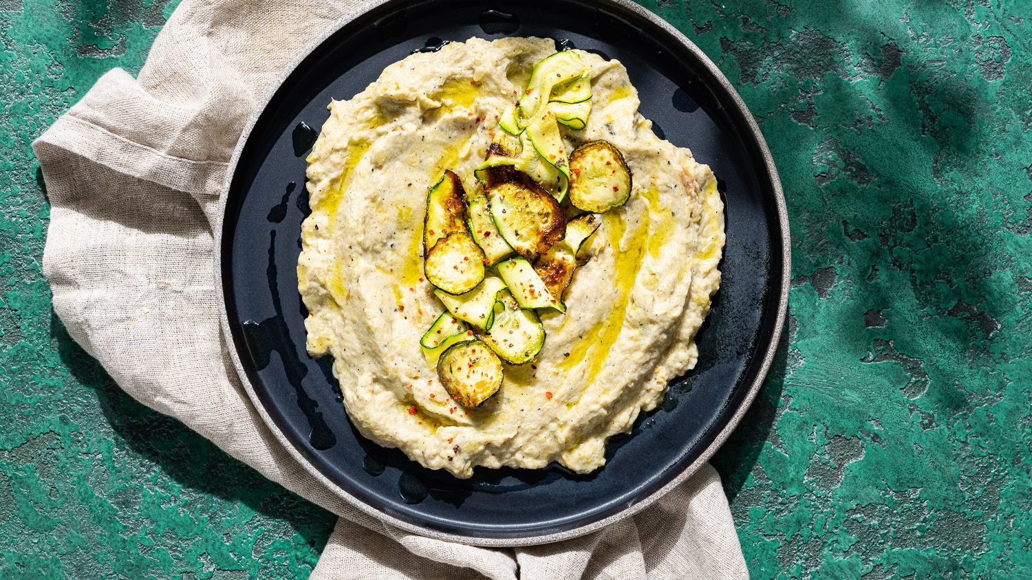 mutabal kusa zucchinicreme auf grünem hintergrund