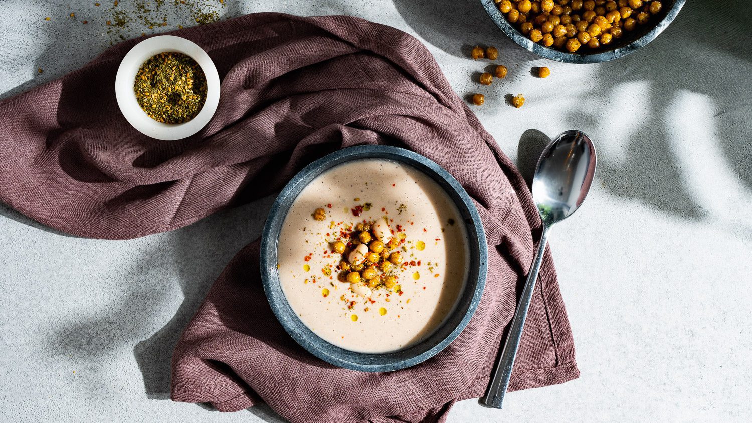 weiße bohnencremesuppe angerichtet auf einem Tisch