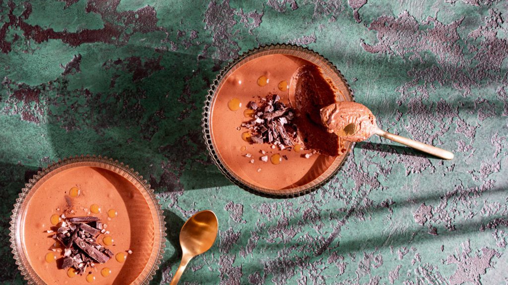 Mousse au Chocolat mit Piment auf grünem Untergrund