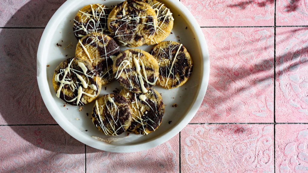 Marmor-Cookies mit Tahini auf einem Teller serviert.