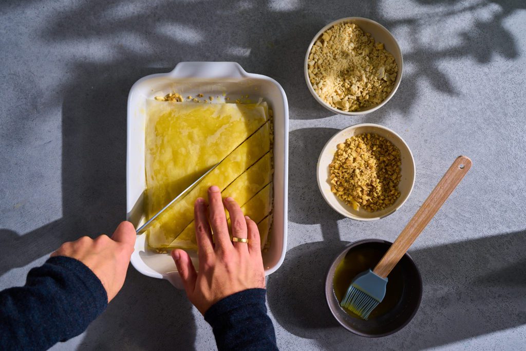 Baklava Rezept: das Baklava wird in einer Auflaufform in Rauten geschnitten. 