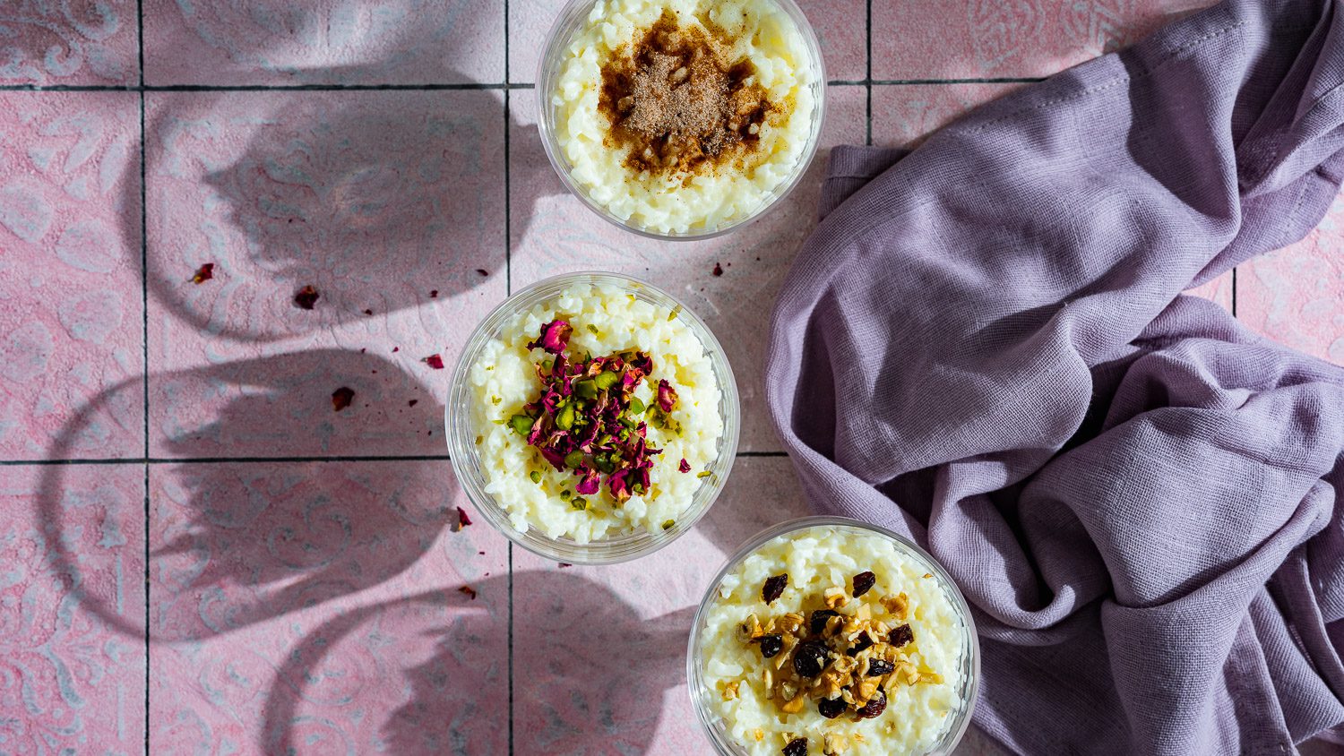 Milchreis mit Rosenwasser in drei Variationen serviert.