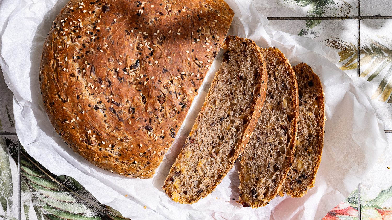 Olivenbrot – Zeytinli Hellimli liegt angeschnitten auf Brotpapier.