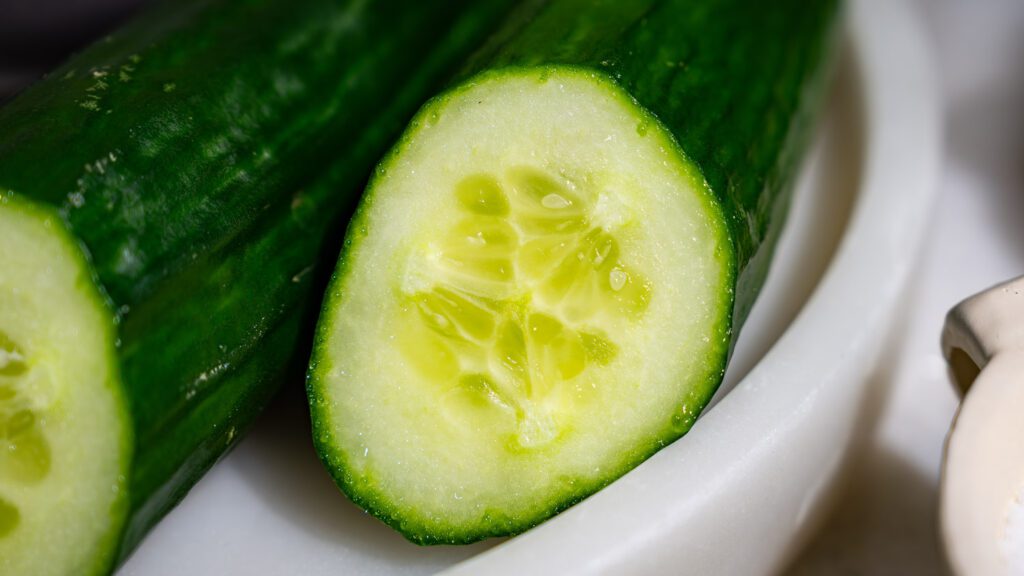 Pepino en rodajas de perfil. Se puede ver el núcleo.
