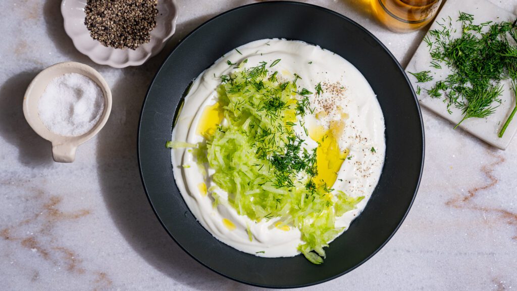 Los ingredientes para el tzatziki están listos para mezclarse.