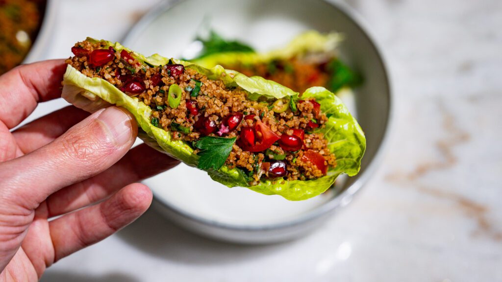 Kisir dans une feuille de salade.