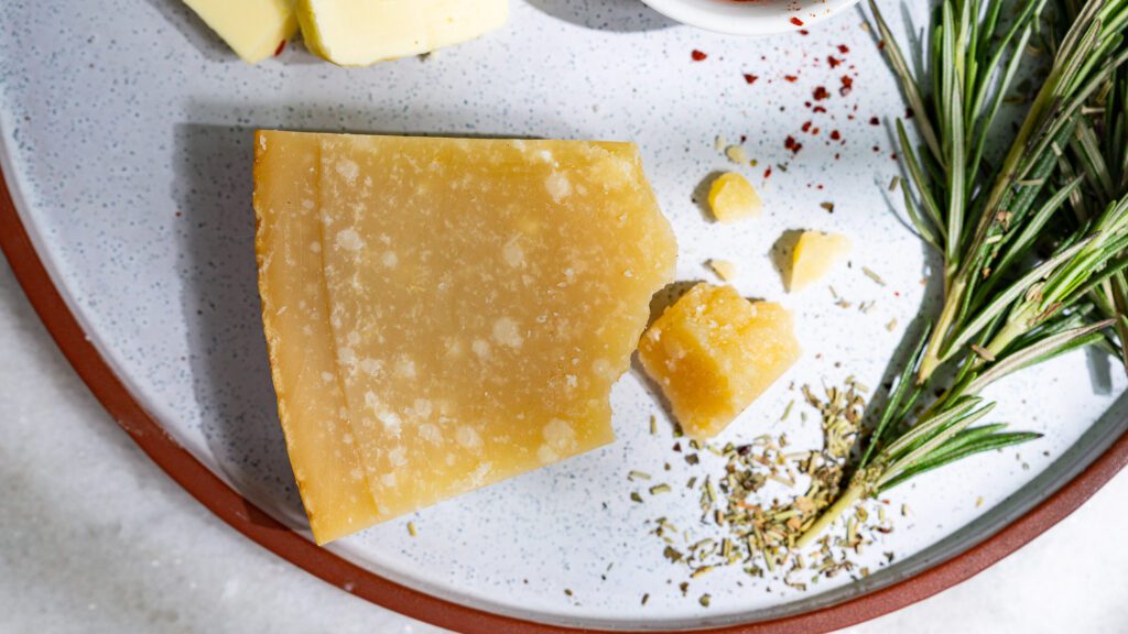 Parmesano y romero como cobertura alternativa para las patatas asadas al plato.