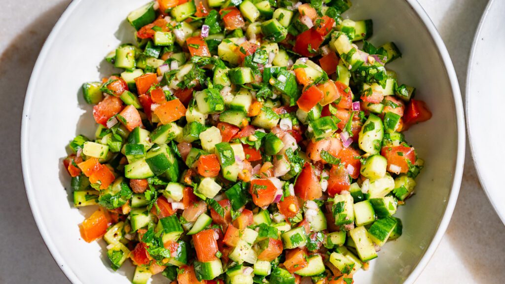 Salade de shirazi servie dans un bol.