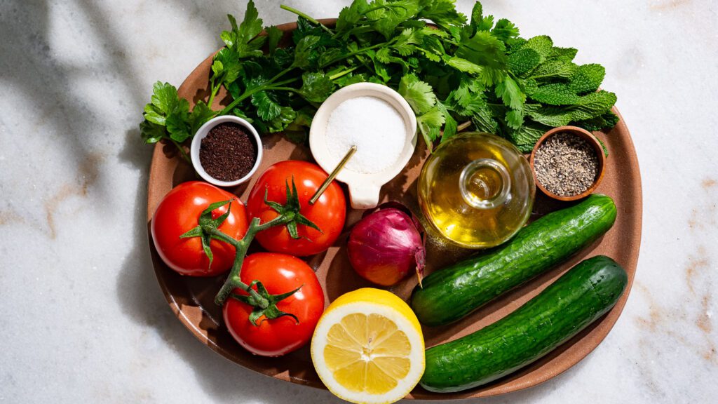 Mettez tous les ingrédients de la salade dans une assiette.