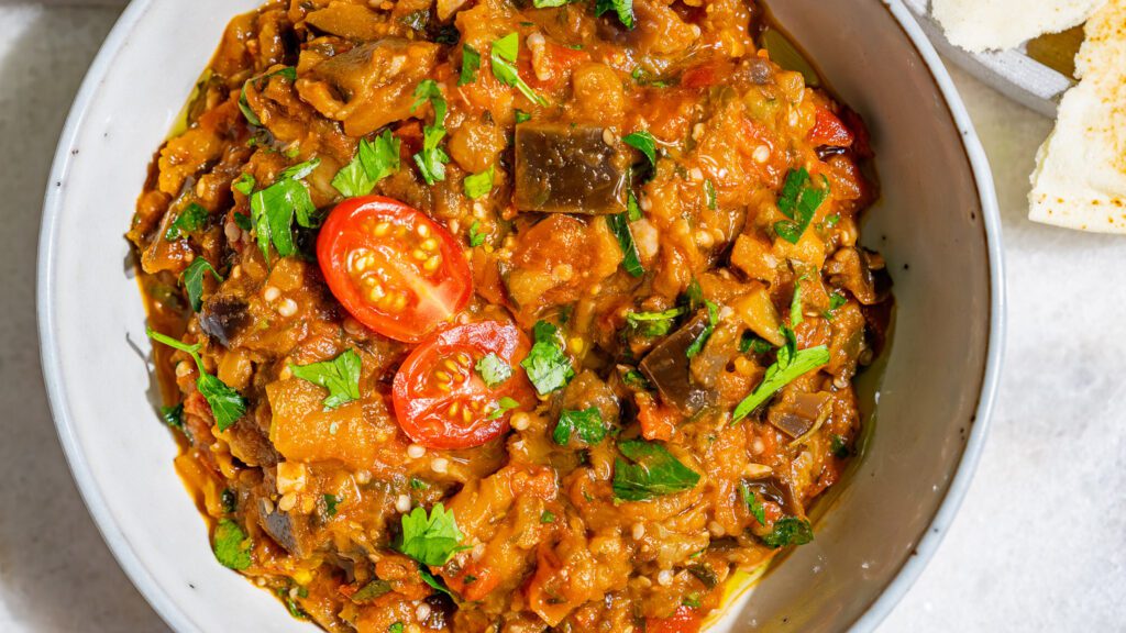 Marokkanischer Auberginen-Tomaten-Dip in einer Schale serviert.