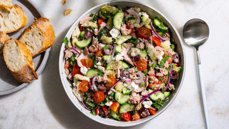 Salade de thon méditerranéenne servie dans un bol. À côté, il y a un peu de baguette sur une assiette.