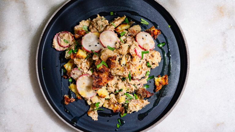 Salade de Smashed Potatoes dressée sur une assiette et servie.