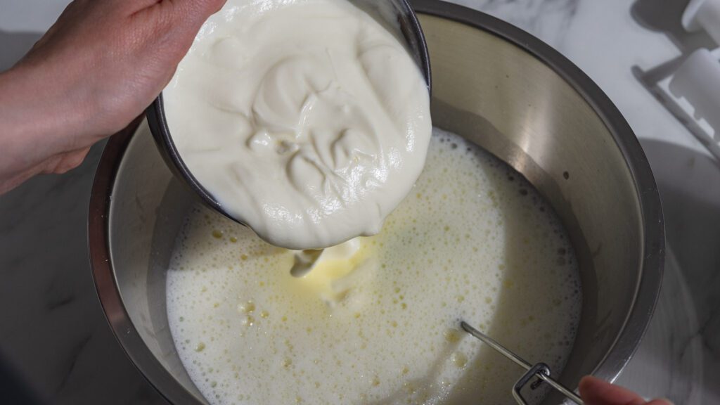 Se añade yogur cremoso a la mezcla de helado.