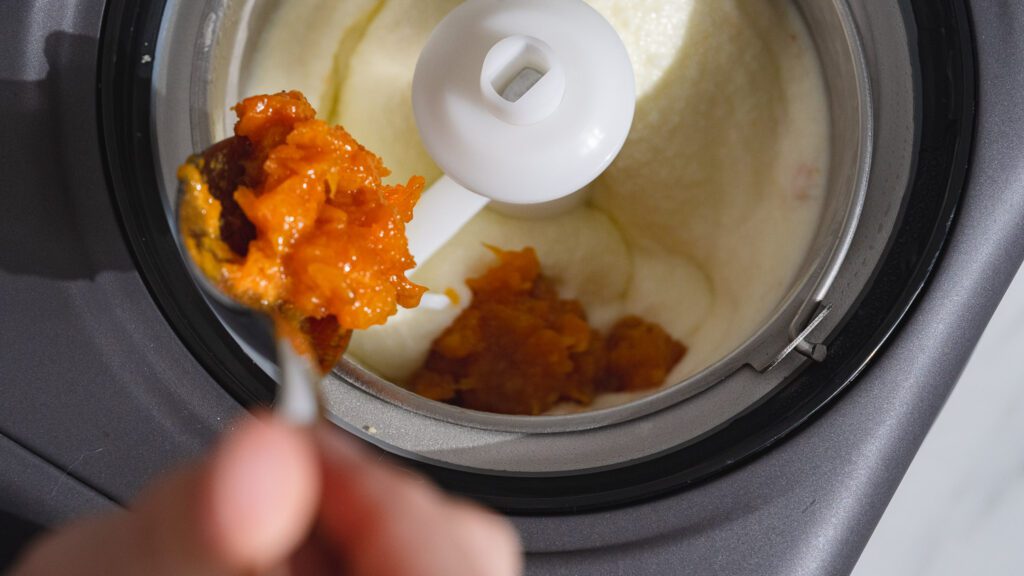 Los albaricoques cocidos se añaden a la mezcla de helado casi terminada.