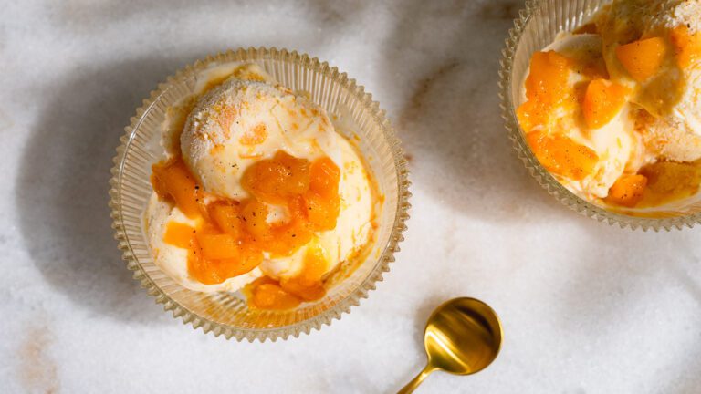 Glace à l'abricot servie avec du yaourt dans un petit bol.