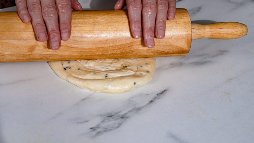 L'escargot de cire mala est aplati à l'aide d'un rouleau à pâtisserie.