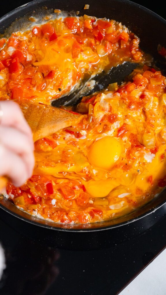 Menemen est mélangé dans la poêle.
