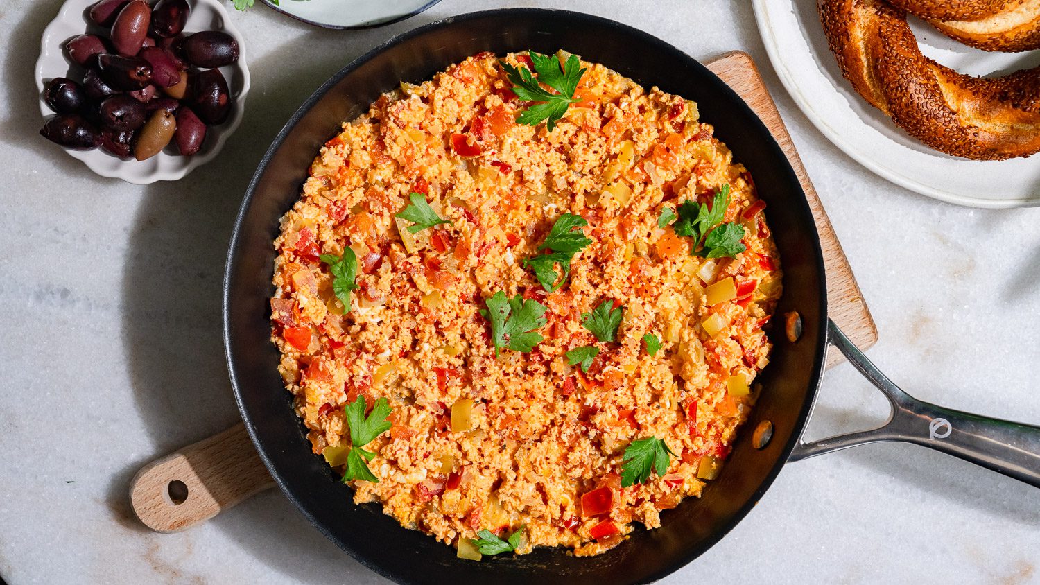 Menemen - Œufs brouillés turcs servis dans une poêle.
A côté, du pain et des olives.