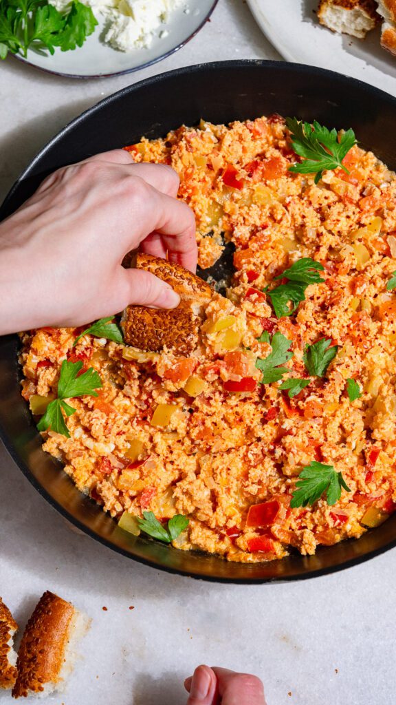 Le simit est trempé dans le menemen.
