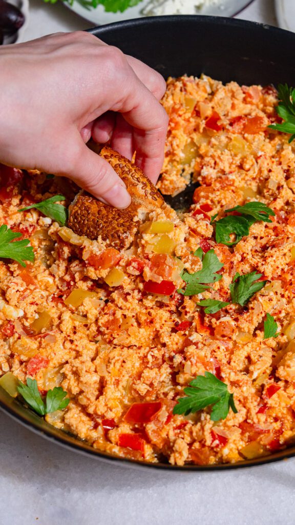 Le simit est trempé dans le menemen.