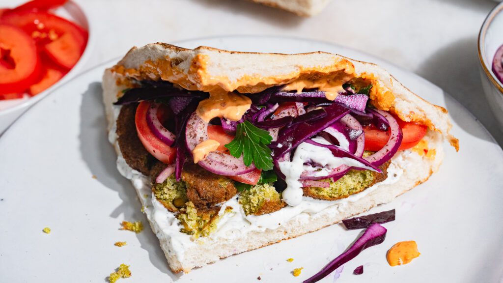 Falafel Döner auf einem Teller serviert