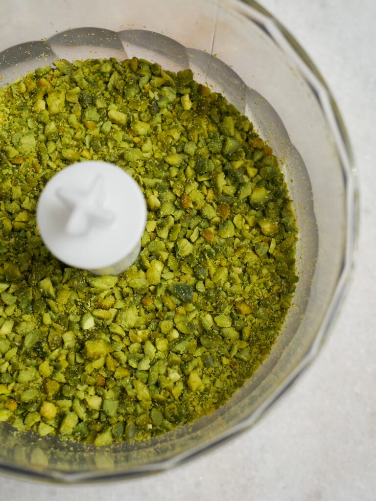 Klein gehackte Pistazien im Foodprozessor für das Pistazien-Baklava.