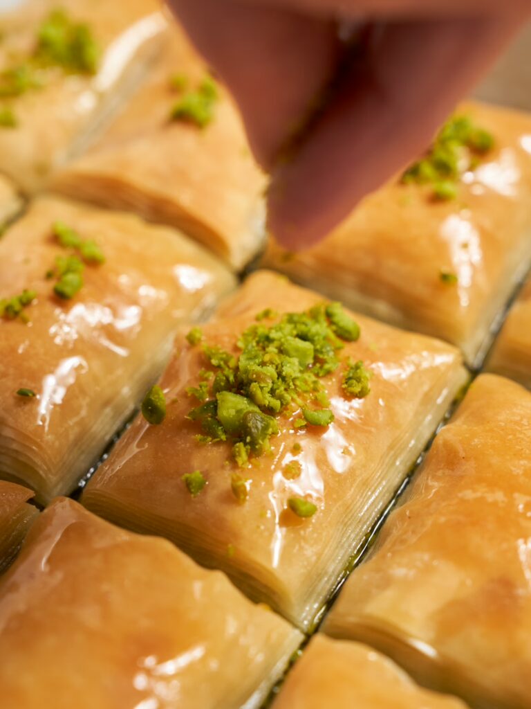 Baklava mit Pistazien wird mit gehackten Pistazien garniert.