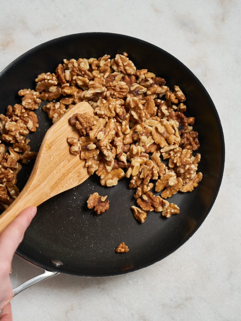 Walnüsse werden in einer Pfanne für das Baklava geröstet.