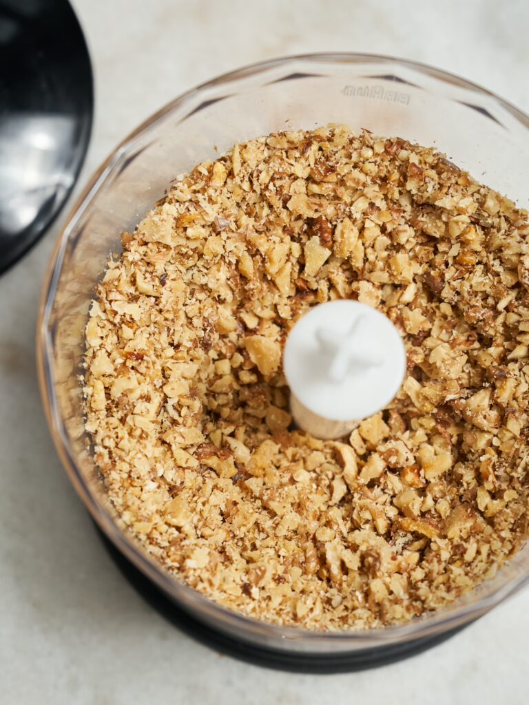 Geröstete Walnüsse liege gehackt in einem Foodprozessor für die Füllung des Walnuss-Baklava.