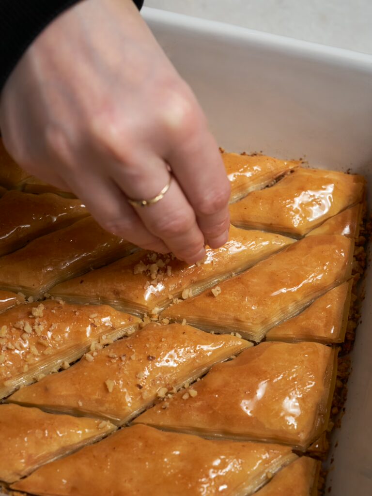 Walnuss Baklava wird mit gehackten Walnüssen getoppt.