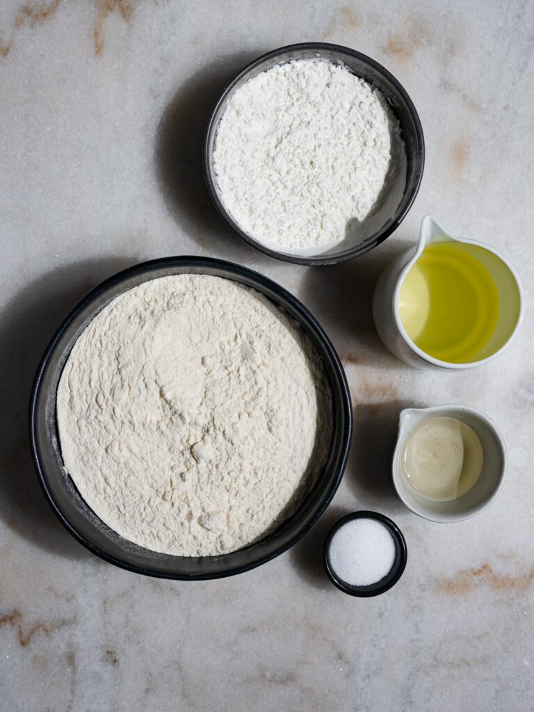 Coloca todos los ingredientes para hacer tu propia pasta filo sobre una superficie de trabajo.
